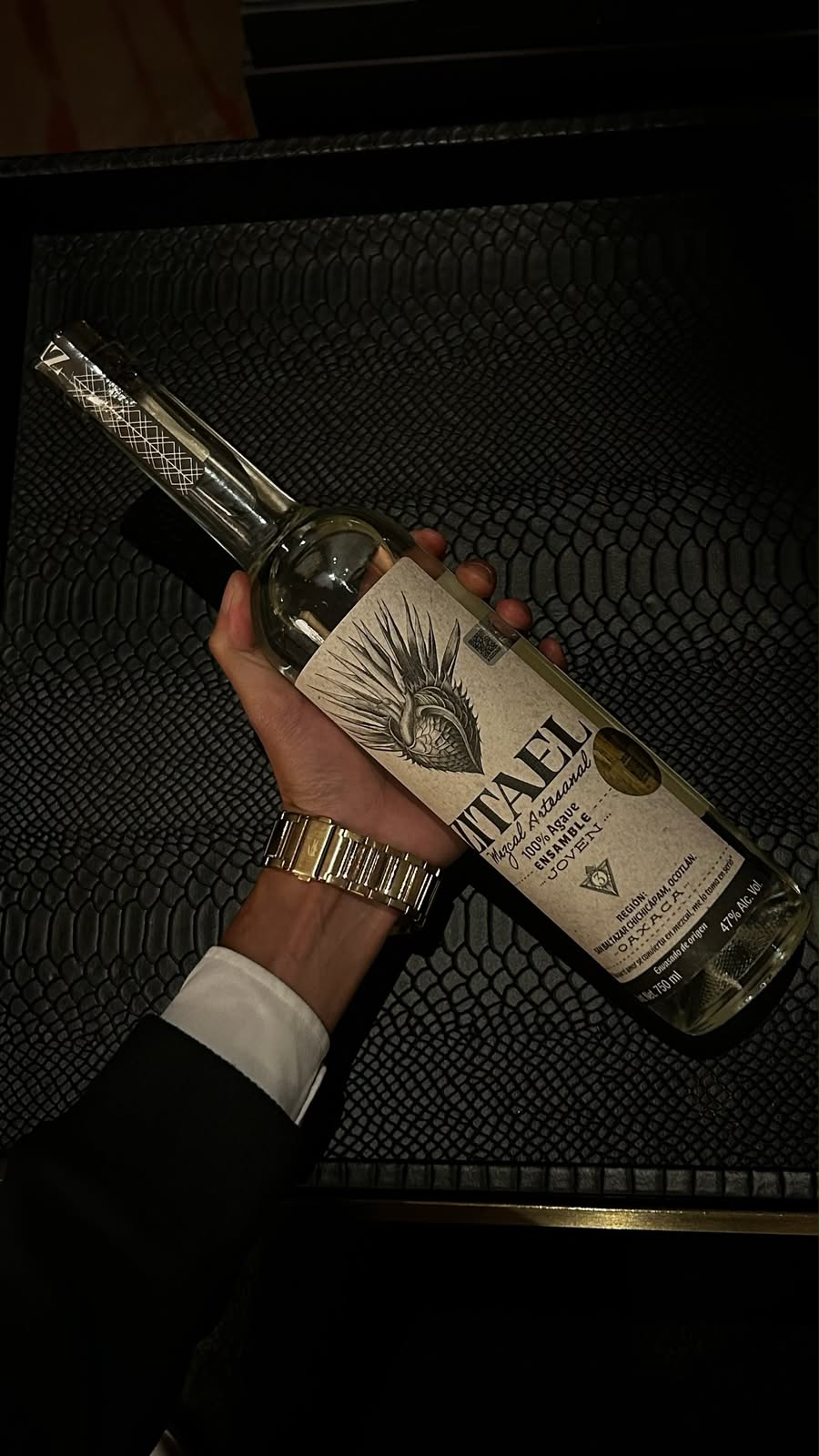 Botella Zitael Ensamble sostenida en ambiente premium